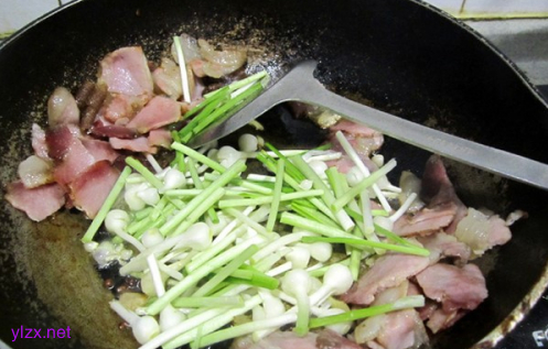 小根蒜炒腊肉抑制高血脂吗?小根蒜炒腊肉防止动脉硬化！