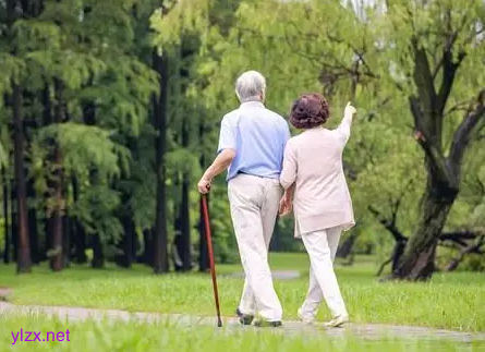 每天一万步真的健康吗?夏季早晨老年人走路之前请牢记2点